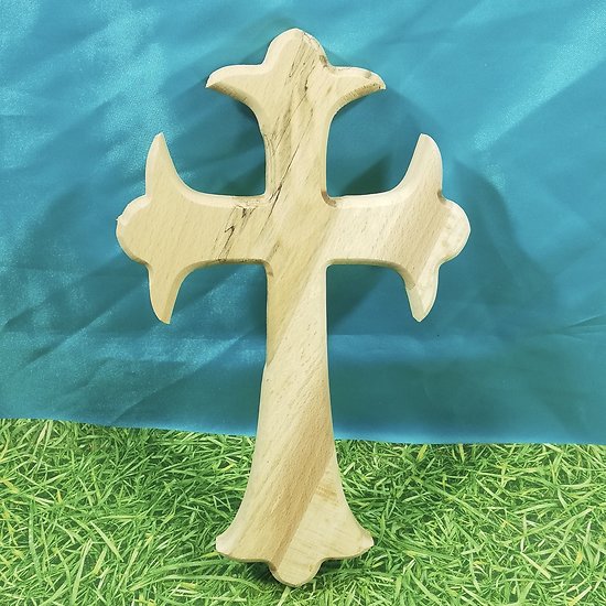 Croix romaine en hêtre échauffé bord fin