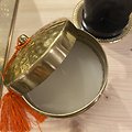 Bougie décorative en pot doré avec pompoms - 9.5X8CM CANDLEPOT W/TASSEL LID