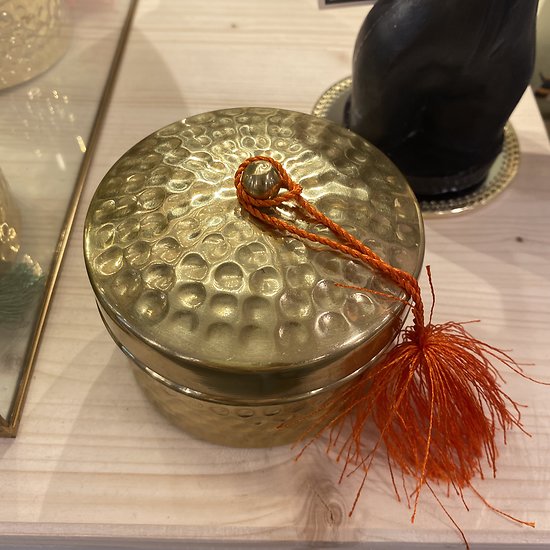 Bougie décorative en pot doré avec pompoms - 9.5X8CM CANDLEPOT W/TASSEL LID
