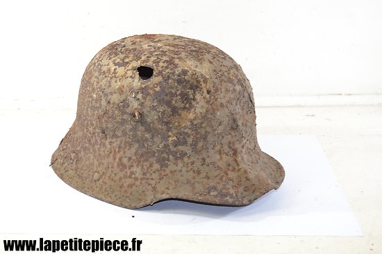 Coque de casque Allemand modèle 1916 - pièce de terrain impactée 