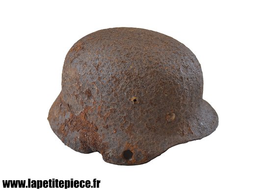 Coque de casque Allemand modèle 1940 impacté- pièce de terrain Normandie