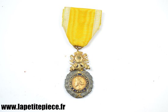 Médaille Valeur et Discipline avec ruban blanc et jaune (fabrication de Guerre)
