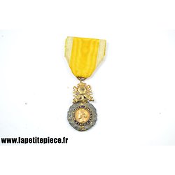 Médaille Valeur et Discipline avec ruban blanc et jaune (fabrication de Guerre)