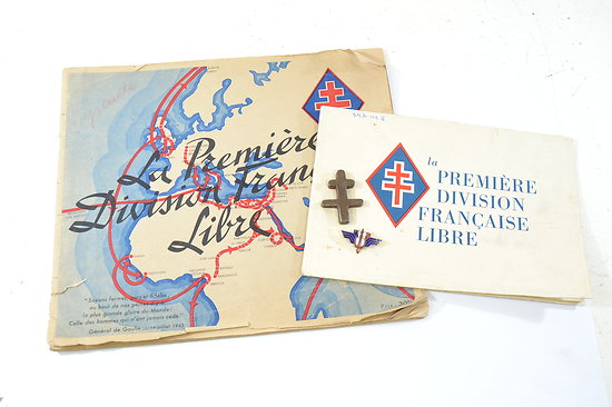 Lot France Libre, insigne, croix de Lorraine et livres La Première division Française Libre