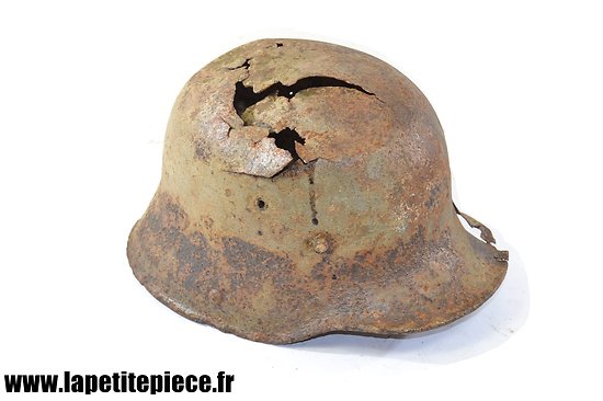 Coque de casque Allemand impacté modèle 1916 - pièce de terrain. 