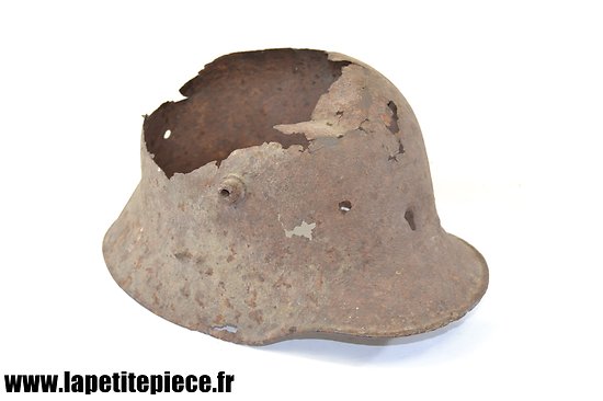 Coque de casque Allemand impacté modèle 1916 - pièce de terrain. 