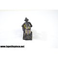 Figurine aluminium. Femme africaine avec gamelle