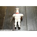 Figurine miniature bibendum Michelin avec casserole, cuisinier - guide michelin