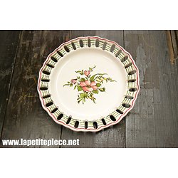 Assiette décorative bords dentelle, décor floral, Lallier à Moustiers