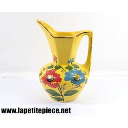 Cruche / pichet jaune, décor floral. Années 1950 - 1970.