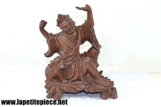 Statuette asiatique en bois sculpté