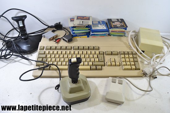 Commodore A500 - 1984 avec disquettes, sourie, joystick et alimentation.