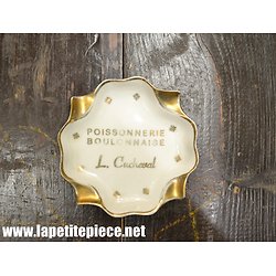 Cendrier publicitaire poissonnerie boulonnaise L. Cucheval. Porcelaine de Limoges. Charleville (Ardennes).