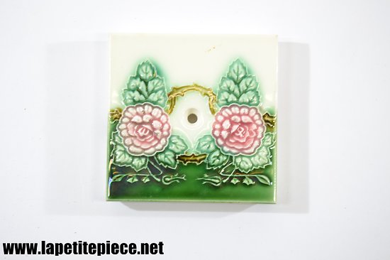 Carreau en faïence pour poele, décor floral vert et rose, signé P.  8,5cm x 8,5cm