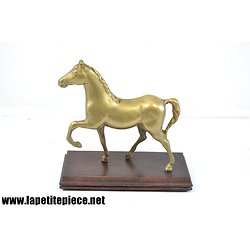 Statuette cheval en  laiton ou bronze
