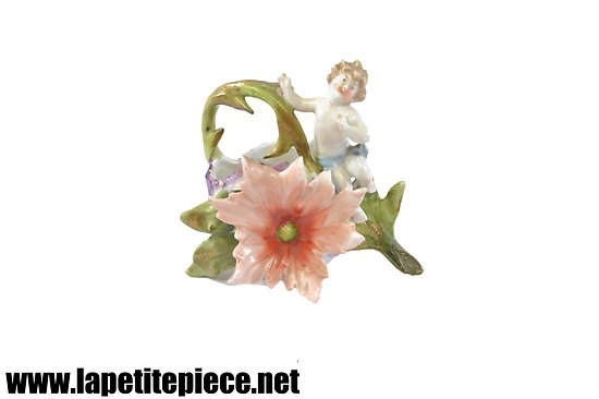 Vase en porcelaine vintage. Décoration florale avec enfant.