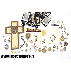 Lot d'objets religieux, croix, médailles, Vierge Marie...