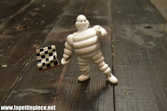 Figurine miniature bibendum Michelin avec drapeau de course