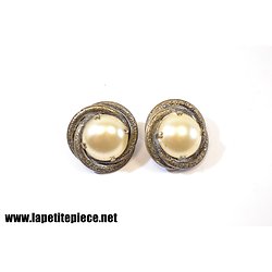 Boucles d'oreilles en métal argenté et fausse perle.