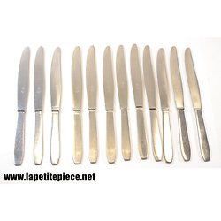 Série de 12 couteaux inoxydables, fabrication Française années 1940 - 1960