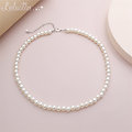 Collier de perles nacrées blanches