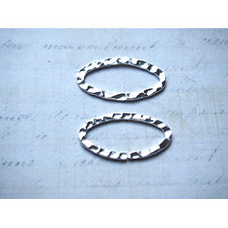 2 anneaux ovales martelés et ouverts en métal argenté 30x17mm