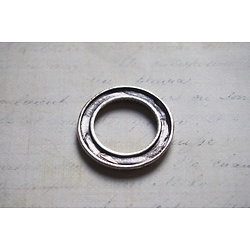 Grand anneau rond aux motifs géométriques en métal argenté 34mm