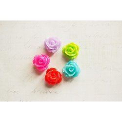 5 appliques / cabochons en forme de fleur en résine multicolores 12x8mm