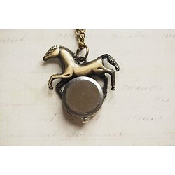 Montre cheval sur chaîne en métal couleur bronze