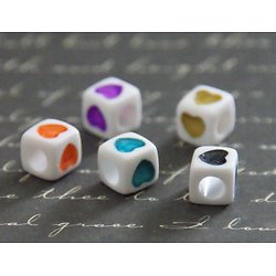 5 perles cube blanc et coeur coloré 7mm