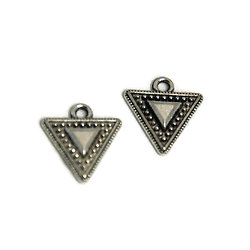 2 breloques triangle en métal argenté