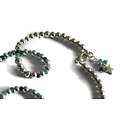Collier religieux court en perles argentées, perles de cristal et pendentif cabochon ovale