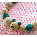 Collier enfant en bois, perle ourson naturel et perles vertes au crochet