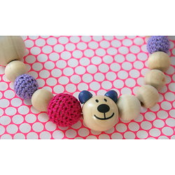 Collier enfant en bois, perle ourson naturel et perles mauves, fuchsia et violet au crochet
