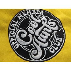 Coupon brodé "Official Member Cool Aunts Club" sur suédine jaune 23x18cm