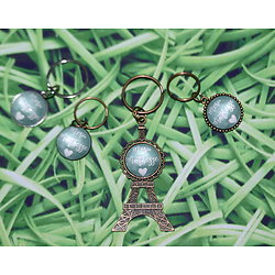 Porte-clef avec dôme de verre "Merci Maîtresse" en blanc sur fond bleu/vert