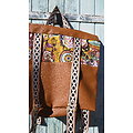 Grand sac à dos Roll-top en caramel, et coton à fleurs multicolore, sac de grande capacité pour voyageur chic