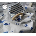 Doudou plat à 8 étiquettes et anneau de bois de hêtre en double gaze de coton motifs baleines et animaux marins et coton à rayures bleues sur fond blanc 35cm