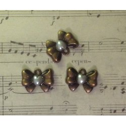 3 breloques noeud papillon avec coeur nacré en métal couleur bronze 4x13x18mm