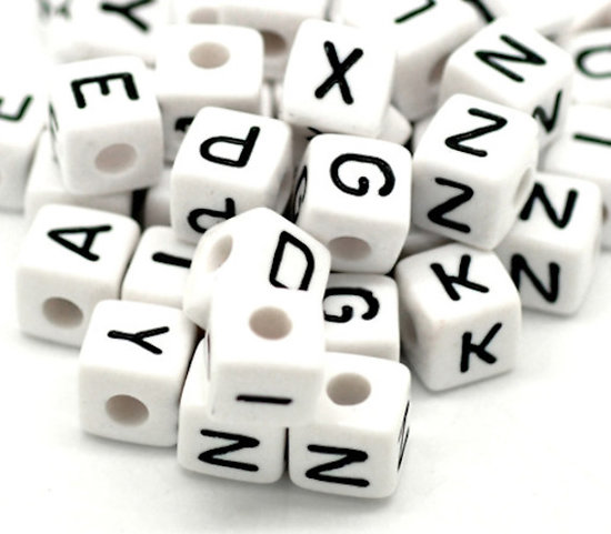 Perle alphabet lettre noir/blanc cube en acrylique 10mm