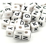 Perle alphabet lettre noir/blanc cube en acrylique 10mm
