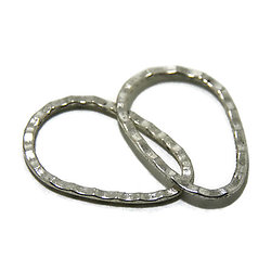 2 anneaux ovales et martelés en métal argenté 40x27mm