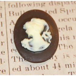 Cabochon ovale "camée" demoiselle en résine chocolat et crème 40x30mm