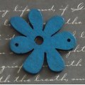 Connecteur fleur bleue en bois 40x33mm
