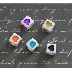 5 perles cube blanc et coeur coloré 7mm