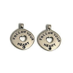2 pendentifs ronds "Follow your heart / Love Life, live life" en métal argenté 25mm