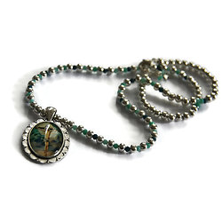 Collier religieux court en perles argentées, perles de cristal et pendentif cabochon ovale