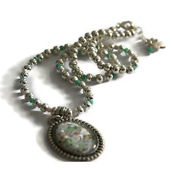 Collier court Cabochon fleuri avec perles en métal argenté et cristal de Bohème