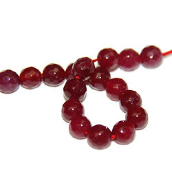 8 perles rondes à facettes en jade teintée rouge / fuchsia 6mm