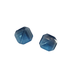 2 grandes perles carrées à facettes en verre bleu 18x18x8mm